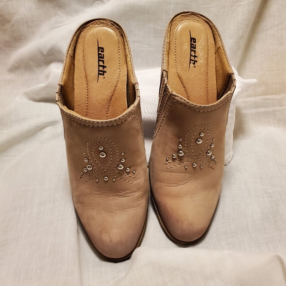 Earth Slide Shoe Taupe Suede 2" Stacked Block Heel Silver Studs on Front Size 8B - Picture 2 of 10